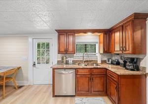 Rustic Lodge - Pet-Friendly Cabin with Hot Tub & Fire Pit