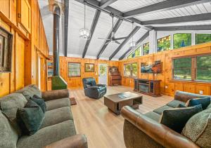 Rustic Lodge - Pet-Friendly Cabin with Hot Tub & Fire Pit