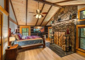 Rustic Lodge - Pet-Friendly Cabin with Hot Tub & Fire Pit