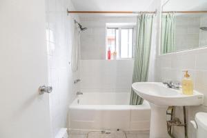 Studio in heart of DT,walk to 2 metros,Concordia