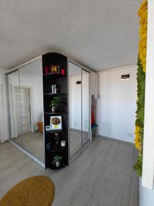 Panoramic top floor retreat with sky city views