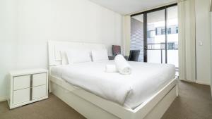 Bright 3BR Canterbury Apt Walk to Train & Shops