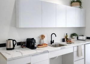 Avakian Suite Valencia