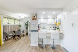 FREE PARKING! Waikiki Beachside- Newly Renovated 2 Bed 2 Bath Condo, 5 Beds, Sleep 8