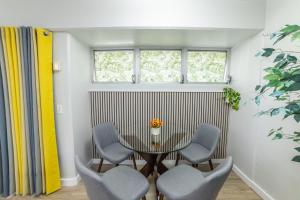 FREE PARKING! Waikiki Beachside- Newly Renovated 2 Bed 2 Bath Condo, 5 Beds, Sleep 8