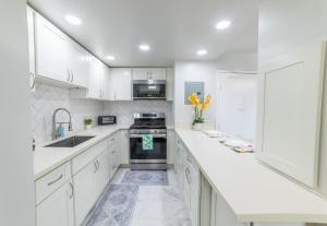 FREE PARKING! Waikiki Beachside- Newly Renovated 2 Bed 2 Bath Condo, 5 Beds, Sleep 8