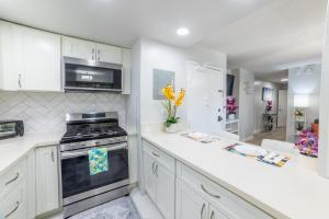FREE PARKING! Waikiki Beachside- Newly Renovated 2 Bed 2 Bath Condo, 5 Beds, Sleep 8
