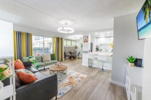 FREE PARKING! Waikiki Beach, Newly Renovated 1 bedroom 1 bathroom, 3 Beds, Sleep 5