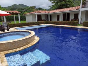 Piscina-jacuzzi-clima cálido y pueblo histórico