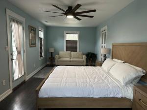 Luxury Downtown Cedar Falls Retreat - Pool Table - Outdoor Dining - Sleeps 12