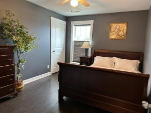 Luxury Downtown Cedar Falls Retreat - Pool Table - Outdoor Dining - Sleeps 12
