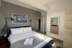 Central 4-Bedroom Apartment with Skyline Balcony - Sleeps 8