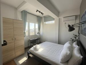 Central 4-Bedroom Apartment with Skyline Balcony - Sleeps 8