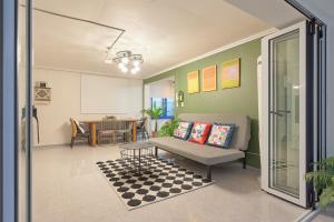 Hongik University Station 1-minute walk 6 Rooms, 3 Bathrooms