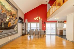 Unique Waterfront House 4 BDRs, Near MTL, Fishing