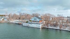 Unique Waterfront House 4 BDRs, Near MTL, Fishing