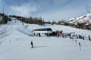 Grand Lodge - 3 Bedroom Deluxe #404 - Ski-in out condo