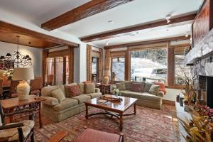 Grand Lodge - 3 Bedroom Deluxe #404 - Ski-in out condo