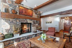Grand Lodge - 3 Bedroom Deluxe #404 - Ski-in out condo