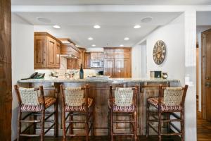 Grand Lodge - 3 Bedroom Deluxe #404 - Ski-in out condo