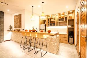 Coastal Elegance 4BR Villa, 400m to Finns,