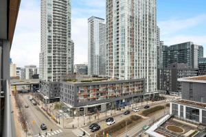 Modern CityPlace 2BR Balcony & Free Parking