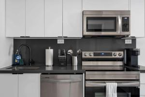 Modern CityPlace 2BR Balcony & Free Parking