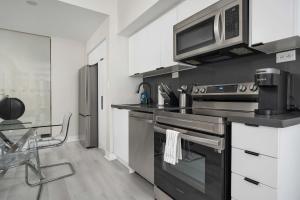 Modern CityPlace 2BR Balcony & Free Parking