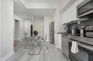 Modern CityPlace 2BR Balcony & Free Parking