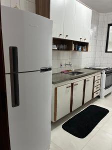 Apto confortável a 100 m da Praia Guilhermina, com Wi-Fi gratuito e estacionamento gratuito