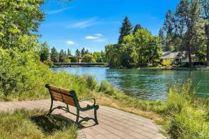 Newly Remodeled Top-floor Condo near Downtown Bend