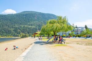 Harrison On The Lake, Walkable to Beach and Village