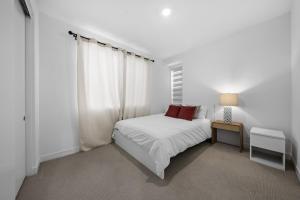 Central Santa Ana - Modern 4BR Home Near Disneyland