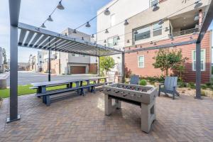 Central Santa Ana - Modern 4BR Home Near Disneyland