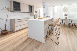 EAC3F- Modern light apartment steps from the sea