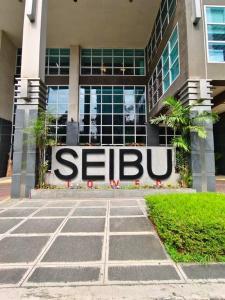 Casa Rosie in Seibu Tower - homey 1BR near BGC High Street