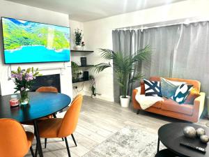 Bright Modern & Spacious 2-Bedroom Apartment - Opposite Penge East Station - 15 mins to Central London!