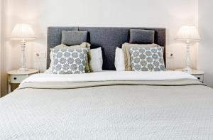 CP - Modern Beachside Apartment in Estepona