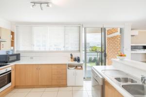 The Crest 6, 6-8 Tomaree Rd - Bay Views, Coastal Escape, 100 metres to Shoal Bay Beach