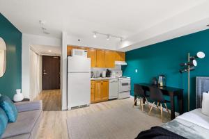 Downtown Oasis Sleek Suite by Yonge Dundas Sq