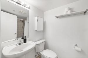 Downtown Oasis Sleek Suite by Yonge Dundas Sq