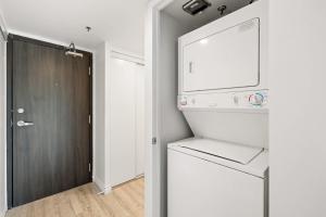 Downtown Oasis Sleek Suite by Yonge Dundas Sq
