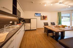 Four-Bedroom Apartment room in Haus Stefanie