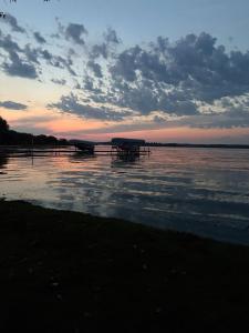 Spacious 4-Season Cabin with Lakefront Views in Silver Sands