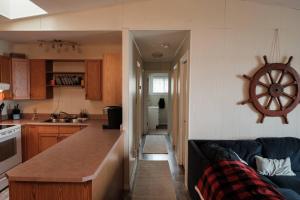 Spacious 4-Season Cabin with Lakefront Views in Silver Sands