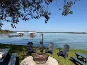 Spacious 4-Season Cabin with Lakefront Views in Silver Sands