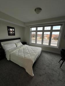 3bed Bright Oakville Townhome with balcony, office