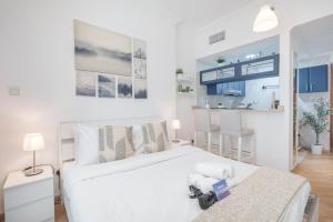 Free housekeeping visits during your stay - StayShort - Cozy Beachside Stay in Dubai Marina Near JBR Sleeps 2