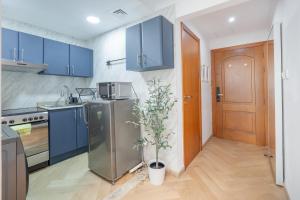 Free housekeeping visits during your stay - StayShort - Cozy Beachside Stay in Dubai Marina Near JBR Sleeps 2