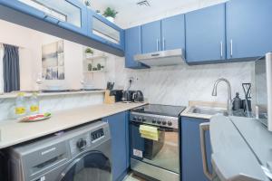 Free housekeeping visits during your stay - StayShort - Cozy Beachside Stay in Dubai Marina Near JBR Sleeps 2